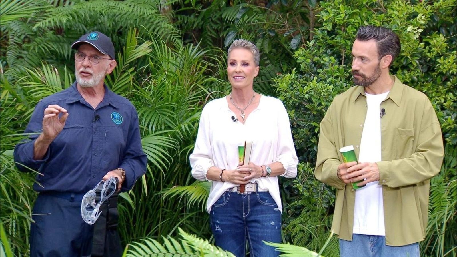 Dr. Bob (l.) erklärt die Dschungelprüfung "Wissen macht Bah!". Neben ihm Sonja Zietlow und Jan Köppen.

+++ Die Verwendung des sendungsbezogenen Materials ist nur mit dem Hinweis und Verlinkung auf RTL+ gestattet. +++