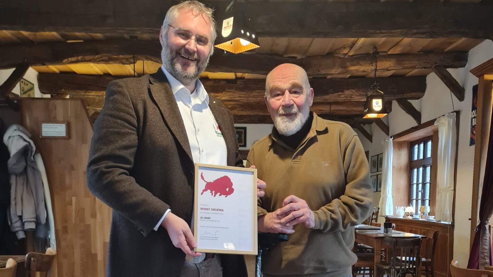 Dr. Nils Kramer überreicht Henny Grijpma seine Urkunde - Tierparkarchiv