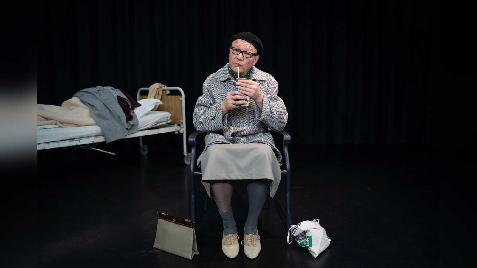 Schauspieler Achim Conrad in dem Theaterstück Du bist meine Mutter