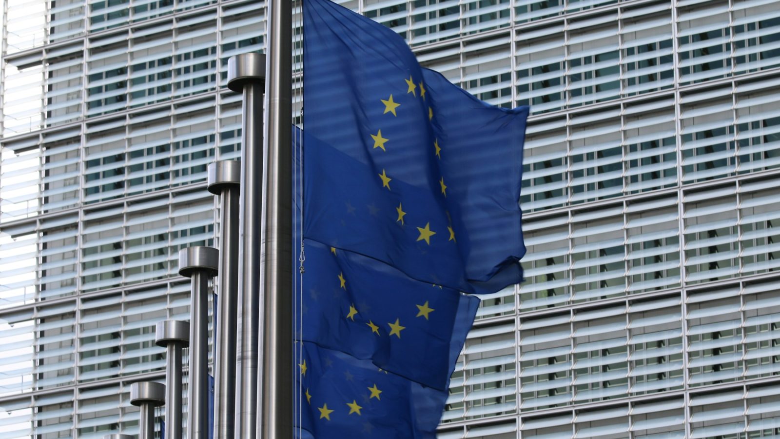 Flaggen der Europäischen Union vor dem Berlaymont-Gebäude der EU-Kommission in Brüssel