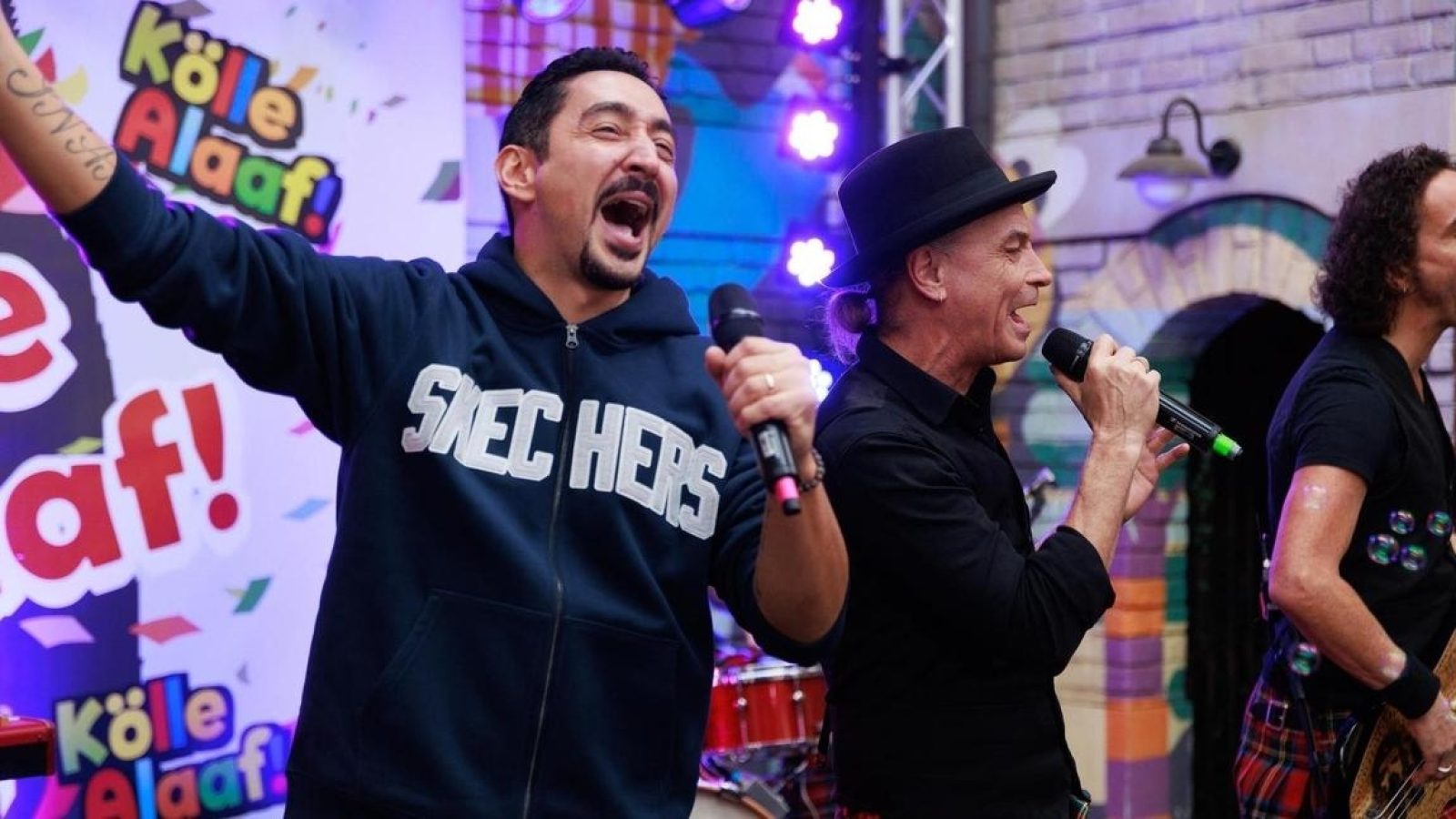 Als musikalischer Höhepunkt eines spannenden Kostümwettbewerbs an Weiberfastnacht sorgen der kölsche Rapper Eco Fresh und die Kult-Band Brings vor dem Schillerallee-Publikum für Stimmung!

+++ Die Verwendung des sendungsbezogenen Materials ist nur mit dem Hinweis und Verlinkung auf RTL+ gestattet. +++