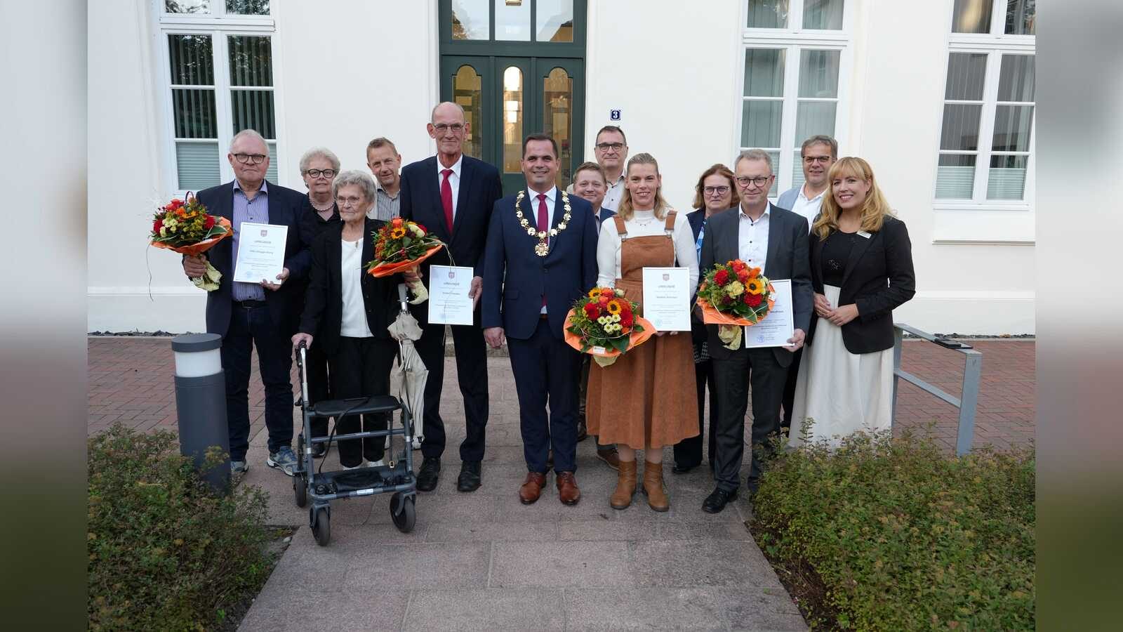Bürgermeister Kristian Kater mit den vier geehrten Ehrenamtlichen, der Jury und Gästen im Alten Rathaus Vechta