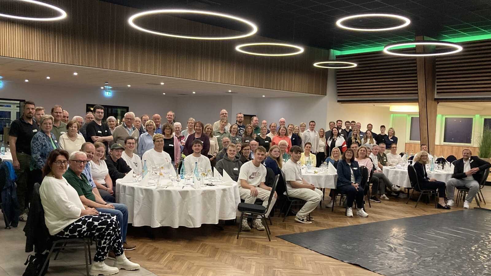 Inhaberinnen und Inhaber der Ehrenamtskarte beim Empfang des Landkreises Emsland im Saal Kamp in Meppen