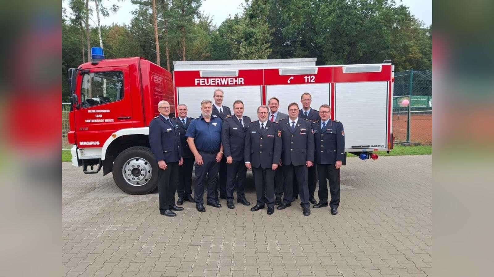 Die Geehrten mit dem Vorstand des Kreisfeuerwehrverbandes Aschendorf-Hümmling, Kreisbrandmeister Holger Dyckhoff, Landrat Marc-André Burgdorf und dem stellvertretenden Vizepräsidenten des Landesfeuerwehrverbandes Gerd Dikena