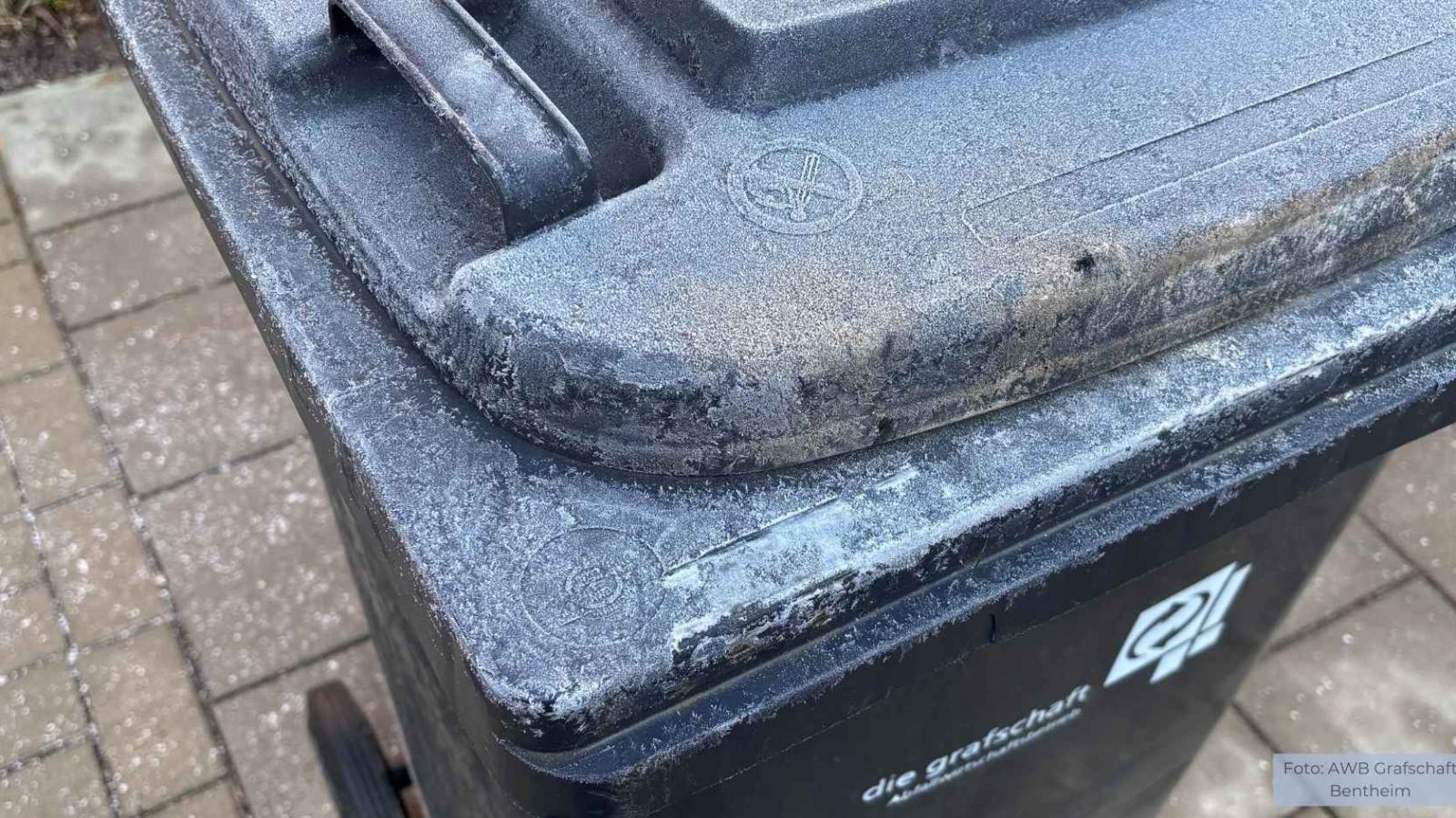 Ein eingefrorener Abfallbehälter