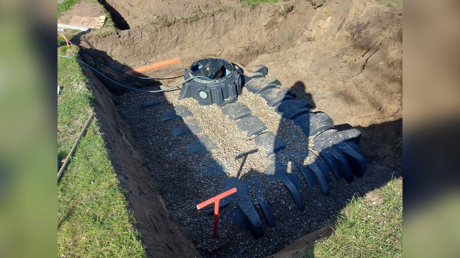 Einbau einer unterirdischen Regenwasserzisterne auf einem Grundstück