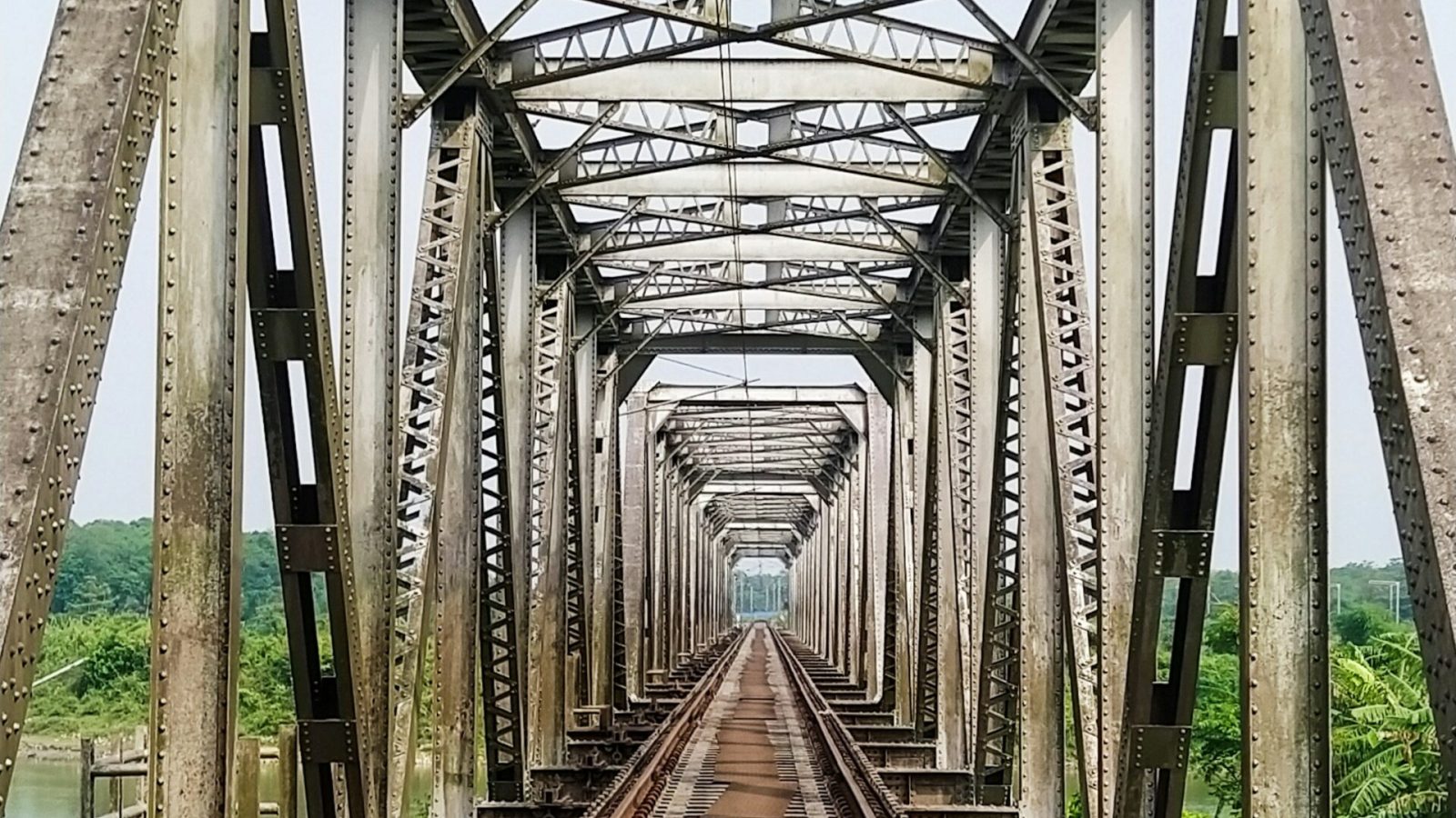 Eisenbahnbrücke über einen Fluss (Symbolbild)
