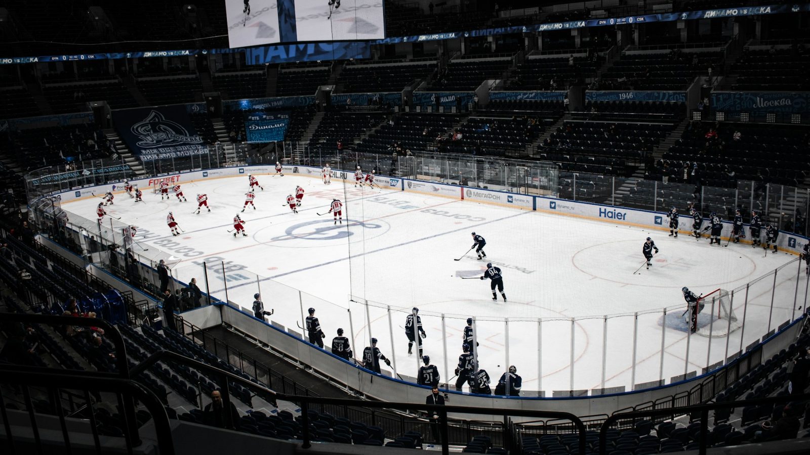 Eishockeyspiel in einer Arena, Symbolbild zur Eishockey-Weltmeisterschaft 2027