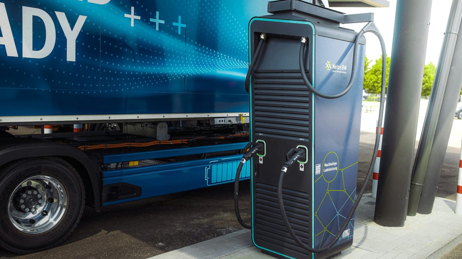 Elektro-Lkw an einer Ladestation, Symbolbild Elektromobilität in der Logistik