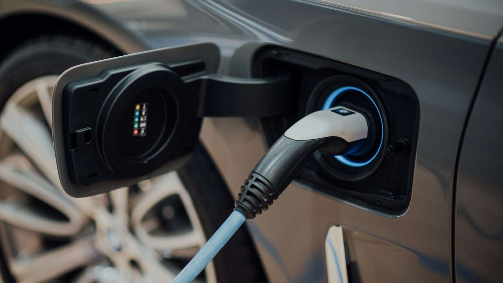 Ladekabel steckt in einem Elektroauto