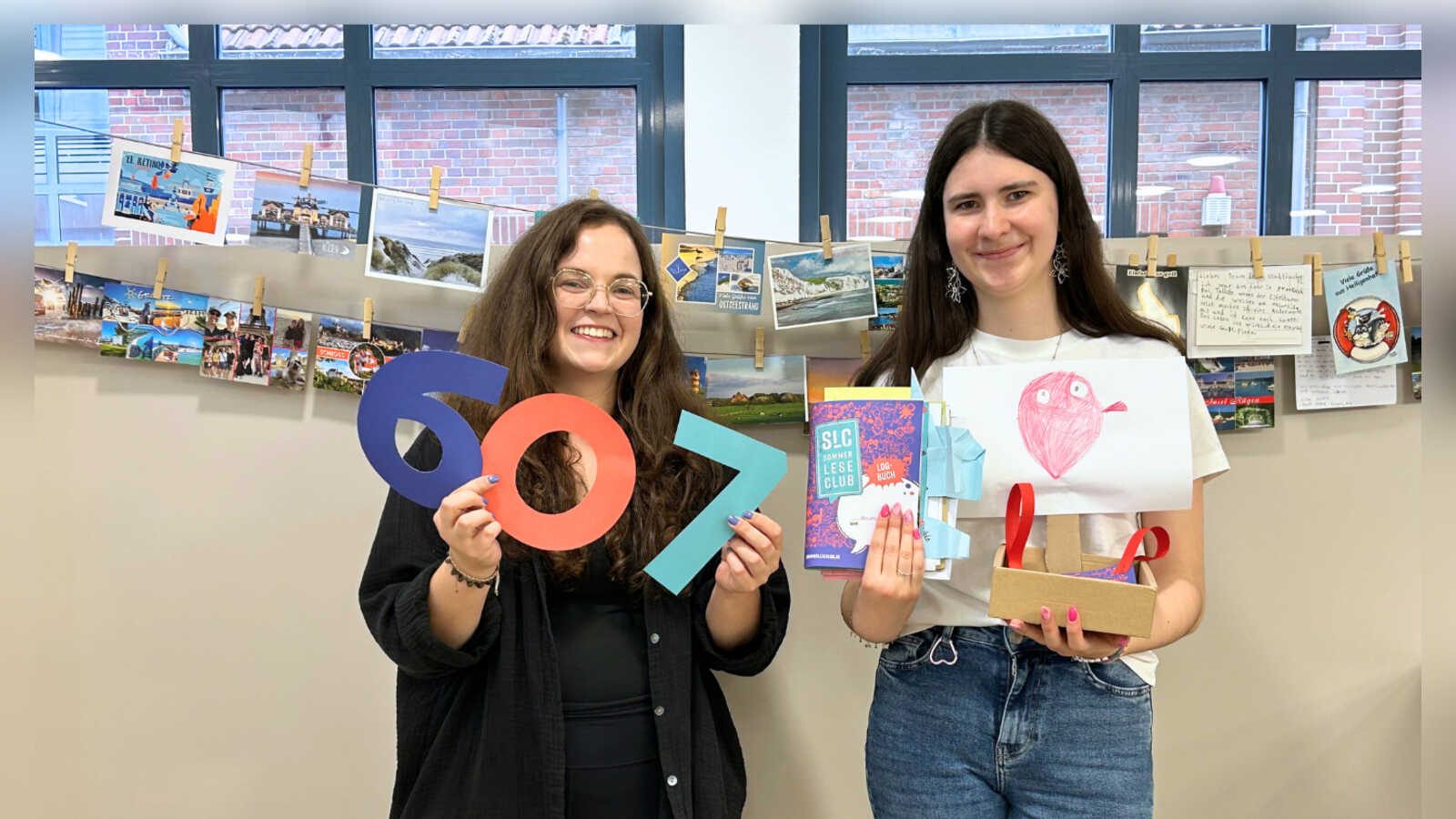 Anna Lena Bagert und Alina Pautsch von der Stadtbücherei Dülmen freuen sich über den Teilnahmerekord beim SommerLeseClub