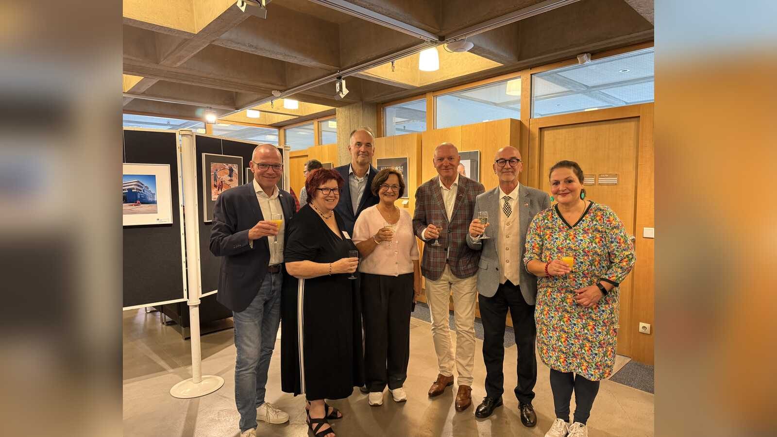 Bürgermeister Oliver Kellner mit Vertretern der Fotoclubs aus Emsdetten und Hengelo sowie Gästen aus den Partnerstädten bei der Eröffnung der Fotoausstellung im Rathaus Emsdetten
