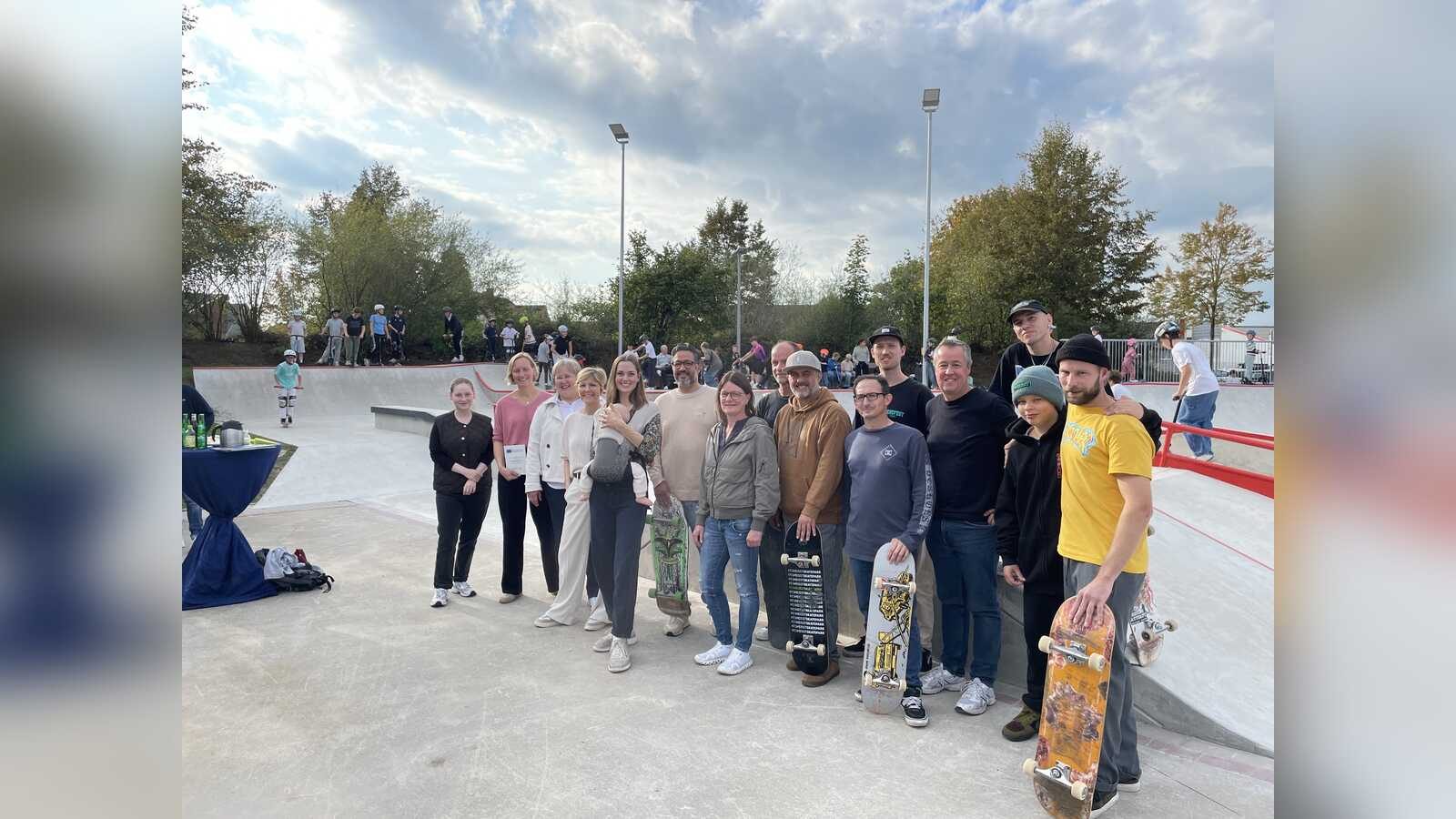 Beteiligte, Sponsoren und Skater mit Skateboards in der neuen Skateanlage am Bahnweg in Coesfeld