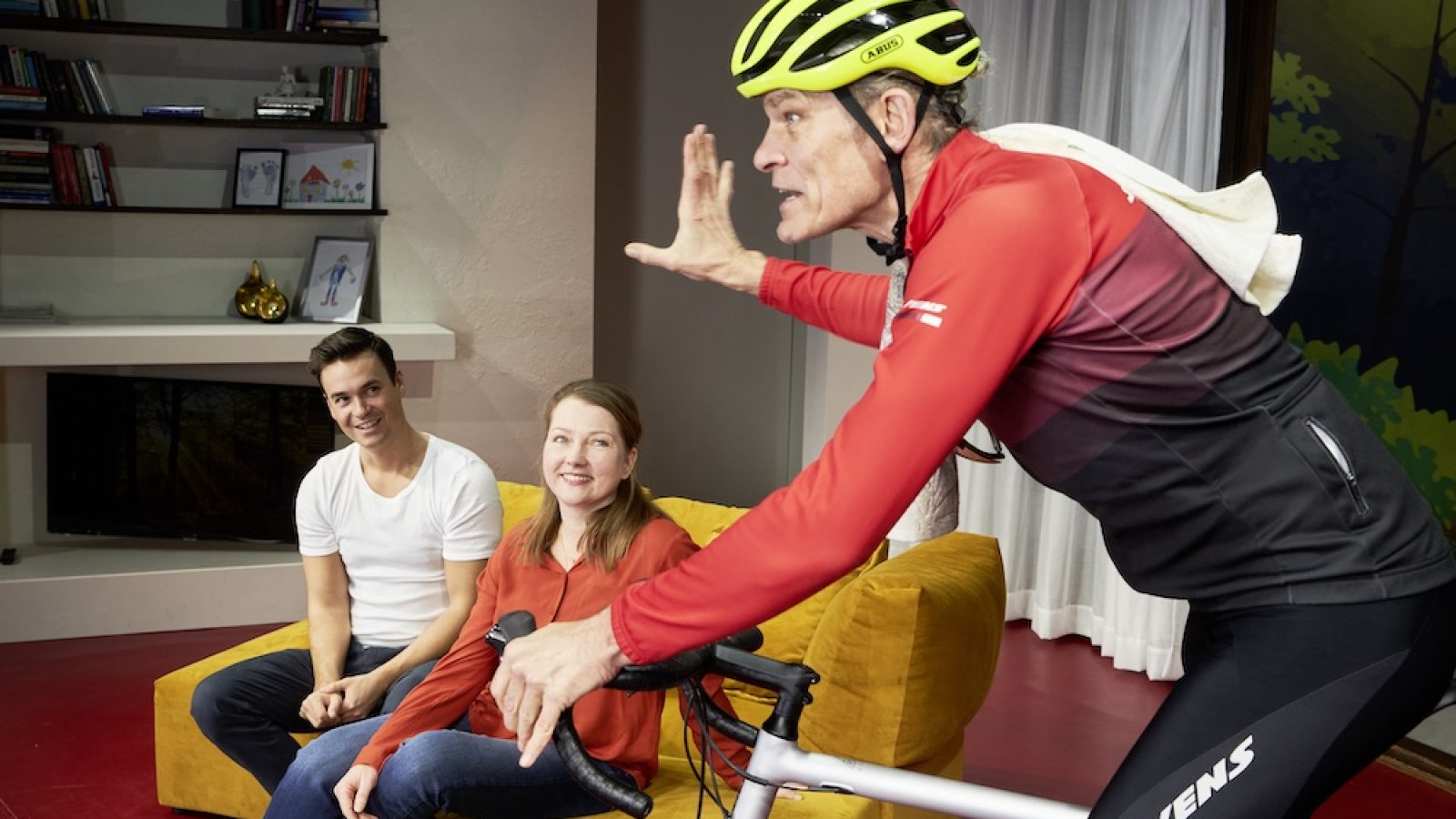 Louis Held in der Rolle des Lukas, Katja Studt in der Rolle der Christiane und Götz Otto in der Rolle des Michael (v.l ) stehen am 17. Januar 2024 während einer Probe zu dem Stück „Es ist nur eine Phase, Hase“ von Stefan Vögel (frei nach dem gleichnamigen Buch von Maxim Leo & Jochen Gutsch) auf der Bühne der Komödie Winterhuder Fährhaus. Die Premiere in der Regie von Ute Willing ist am 19.01.2024 in der Komödie Winterhuder Fährhaus in Hamburg. © Oliver Fantitsch, PF 201723, D-20207 HH, Deutschland, Tel: 040/562448, Tel: 0163/5405849, oliver@fantitsch.de, F i n a n z a m t H a m b u r g - H a n s a, UST-ID: DE118809982