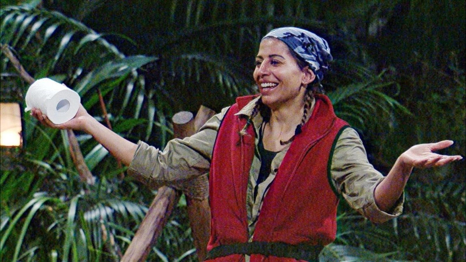 Es gibt eine weitere Rolle Klopapier. Teamchefin Eva Benetatou ordnet an: Ich verteile euch jetzt Papierstückchen und damit müsst ihr bis morgen MIttag auskommen."

+++ Die Verwendung des sendungsbezogenen Materials ist nur mit dem Hinweis und Verlinkung auf RTL+ gestattet. +++