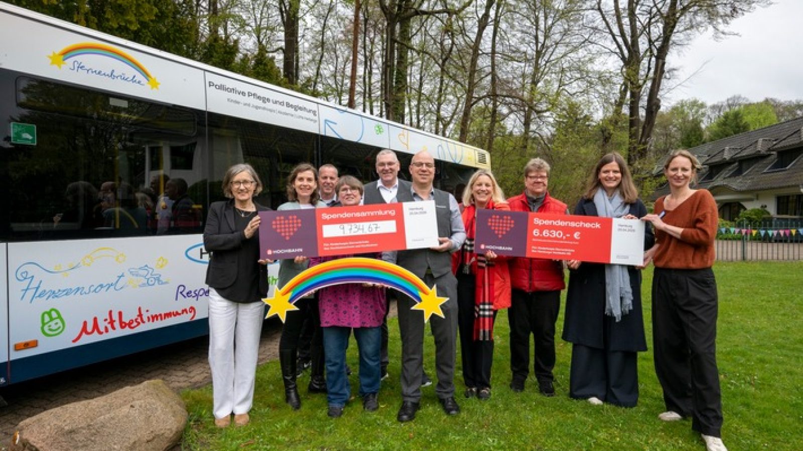Bus mit Herz / Abgebildete Personen (v.l.n.r.):
- Christiane Schüddekopf, Vorständin Stiftung Kinder-Hospiz Sternenbrücke
- Helke Krüsemann, Referentin Ideenmanagement HOCHBAHN
- Volker Netz, Busfahrer bei der HOCHBAHN und selbst ehrenamtlich bei der Sternenbrücke aktiv
- Silke Kobow, Betriebsrat HOCHBAHN
- Frank Klisch, Betriebsrat HOCHBAHN
- Peter Welsch, Betriebsrat HOCHBAHN
- Saskia Heidenberger, Arbeitsdirektorin und Personalvorständin HOCHBAHN
- Marlies Schneider-Polich, Betriebsrat HOCHBAHN
- Lisa Kirchhoff, Vorstandsreferentin HOCHBAHN
- Laura Meding, Öffentlichkeitsarbeit Kinder-Hospiz Sternenbrücke / Weiterer Text über ots und www.presseportal.de/nr/160728 / Die Verwendung dieses Bildes für redaktionelle Zwecke ist unter Beachtung aller mitgeteilten Nutzungsbedingungen zulässig und dann auch honorarfrei. Veröffentlichung ausschließlich mit Bildrechte-Hinweis.