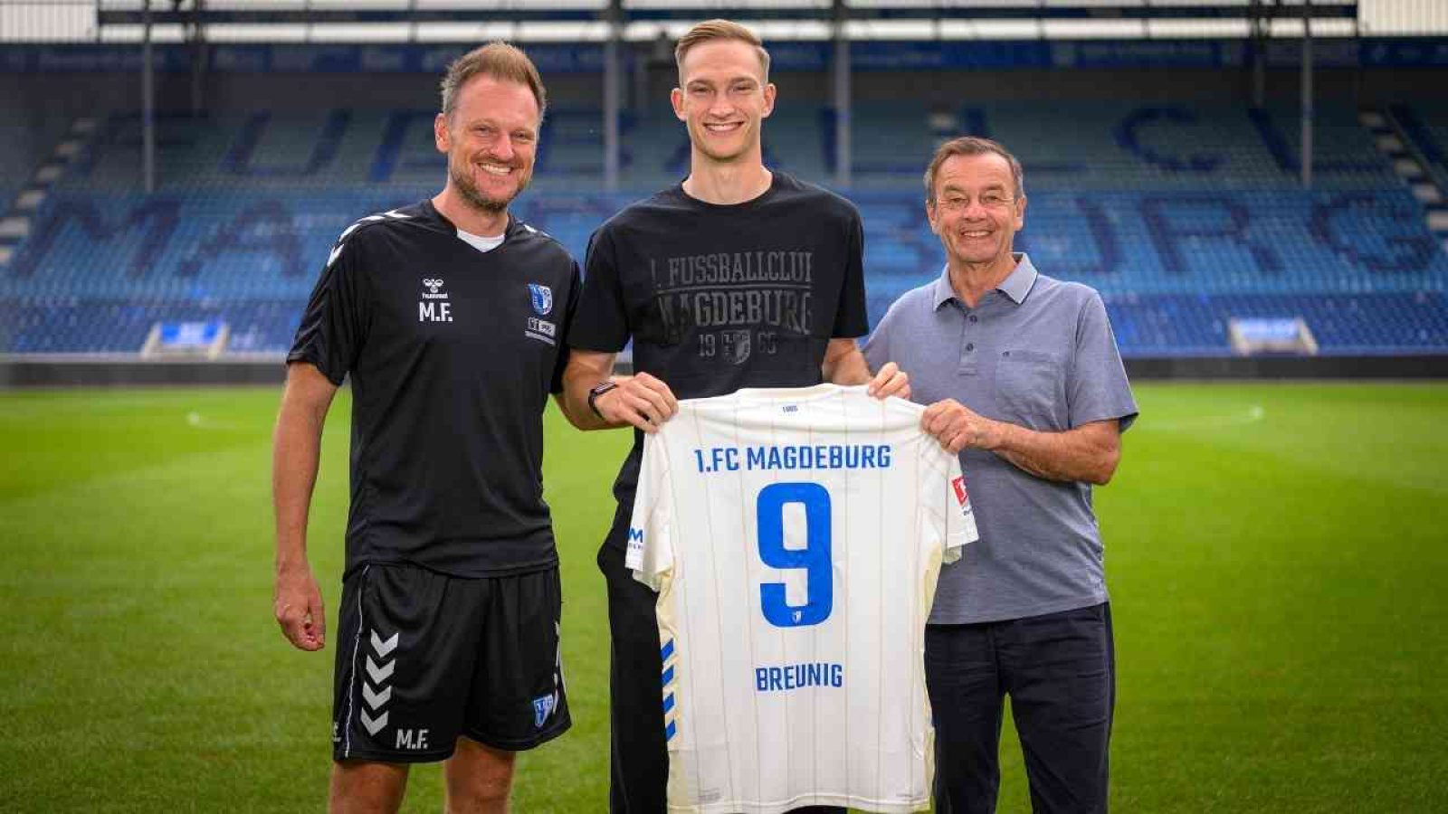 FCM-Neuzugang Maximilian Breunig (Mitte) mit FCM-Sportchef Otmar Schork (rechts) und FCM-Cheftrainer Markus Fiedler.