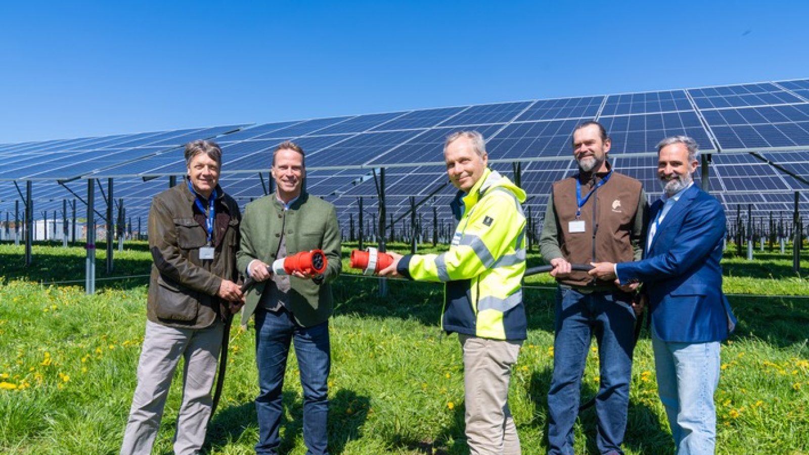 v.l.n.r.: Stephan Sedlmayer, Präsident Bayerische Landesanstalt für Landwirtschaft, Alexander von Maillot, Vorstandsvorsitzender Nestlé Deutschland, Frank Brinkmann, Werkleiter Biessenhofen, Gerhard Metz, Landwirt, Stephan Schindele, BayWa r.e. / Weiterer Text über ots und www.presseportal.de/nr/34093 / Die Verwendung dieses Bildes für redaktionelle Zwecke ist unter Beachtung aller mitgeteilten Nutzungsbedingungen zulässig und dann auch honorarfrei. Veröffentlichung ausschließlich mit Bildrechte-Hinweis.