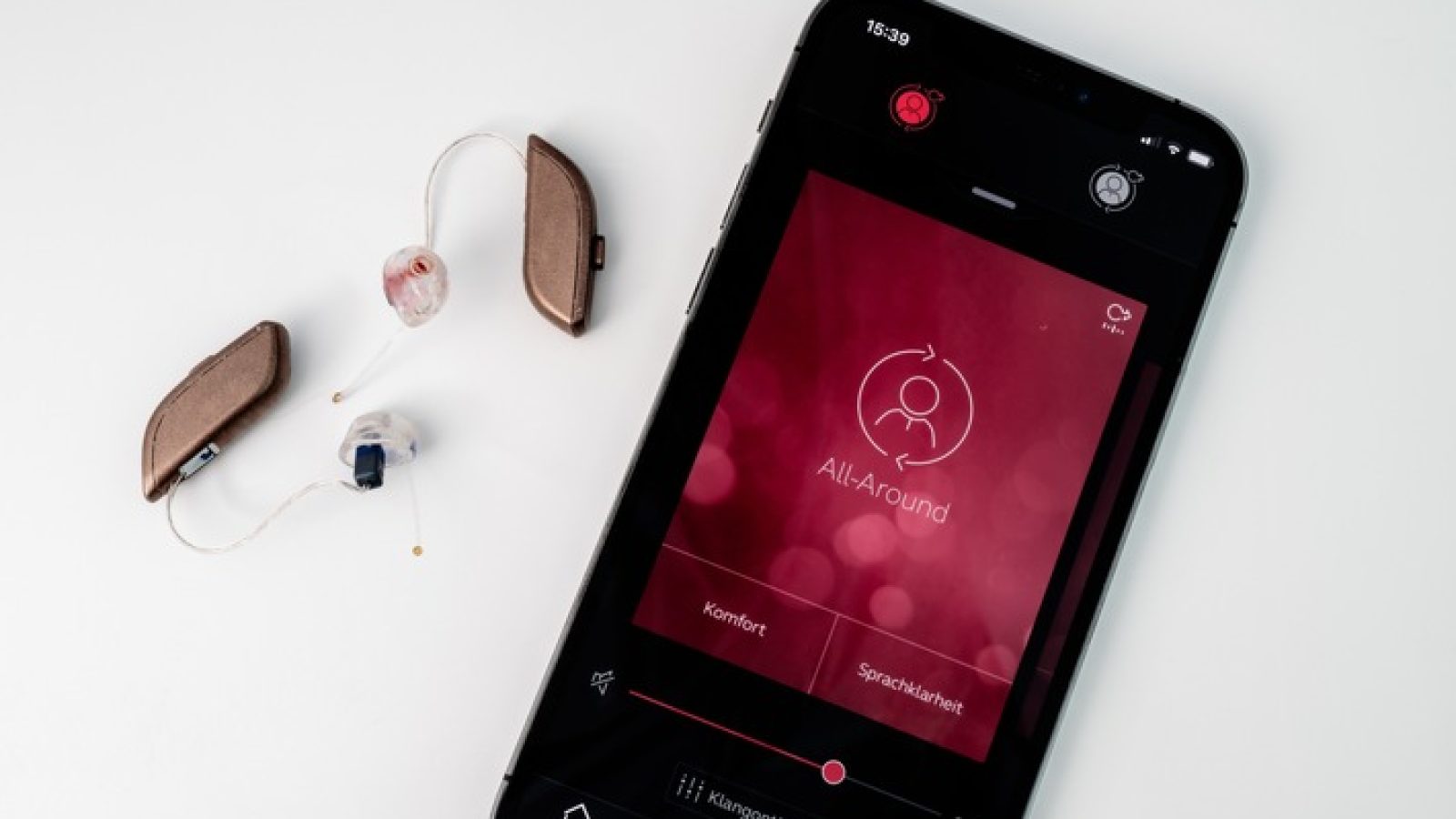 Die Verbindung von Hörsystemen und Smartphones bietet schon länger viele Vorteile für ihre Nutzer. Durch den Einsatz Künstlicher Intelligenz ergeben sich aktuell viele weitere Möglichkeiten, Funktionen und Leistungsfähigkeit signifikant zu verbessern und zu erweitern. / Weiterer Text über ots und www.presseportal.de/nr/25206 / Die Verwendung dieses Bildes für redaktionelle Zwecke ist unter Beachtung aller mitgeteilten Nutzungsbedingungen zulässig und dann auch honorarfrei. Veröffentlichung ausschließlich mit Bildrechte-Hinweis.