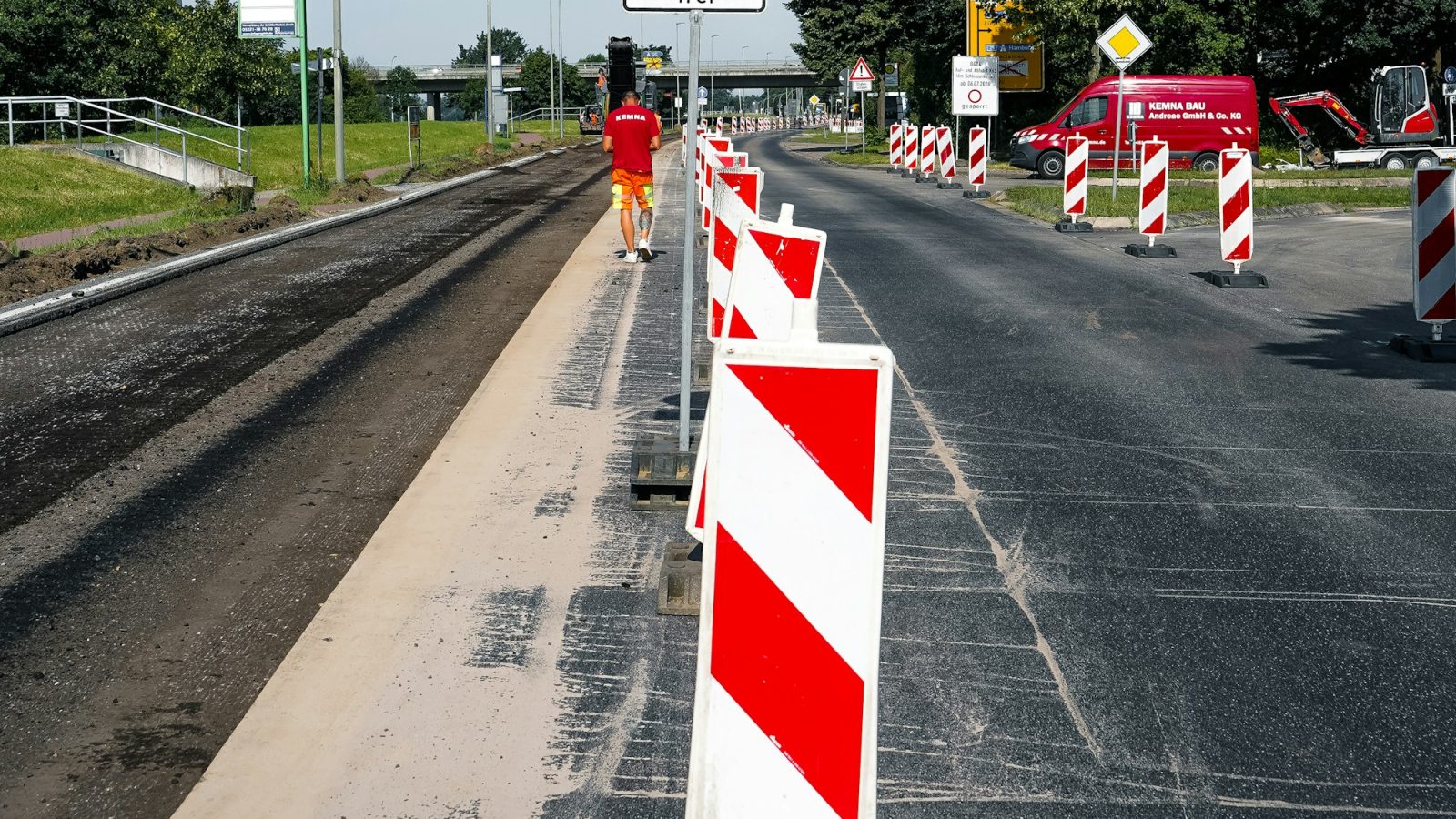 Straßenbaustelle mit rot-weißen Absperrungen