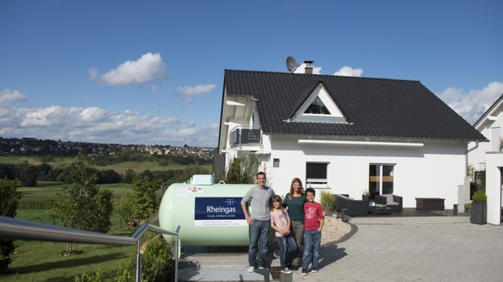 Netzunabhängige Energieversorgung für Familien in ländlichen und netzfernen Regionen. / Weiterer Text über ots und www.presseportal.de/nr/118273 / Die Verwendung dieses Bildes für redaktionelle Zwecke ist unter Beachtung aller mitgeteilten Nutzungsbedingungen zulässig und dann auch honorarfrei. Veröffentlichung ausschließlich mit Bildrechte-Hinweis.