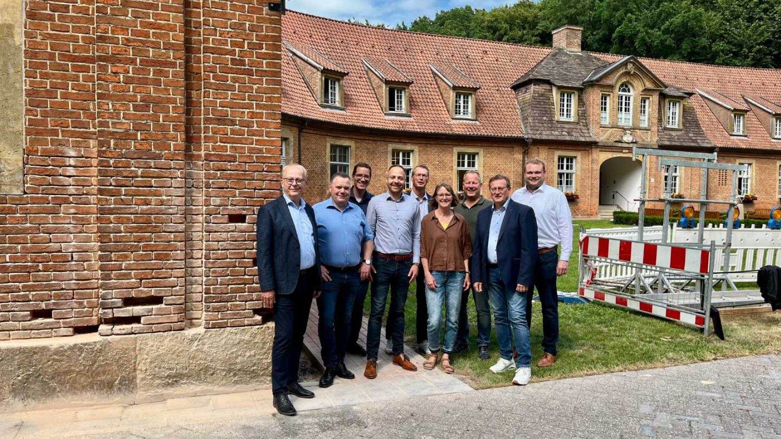 Fördergeber des Sanierungsprojekts am Marstall Clemenswerth am 25.06.2025 (v. l.): Martin Gerenkamp, Thomas Hanenkamp, Benedikt Kisters, Michael Engbers, Ralph Deitermann, Martina Cordes, Johannes Völker, Rudolf Völker und Michael Westermann.