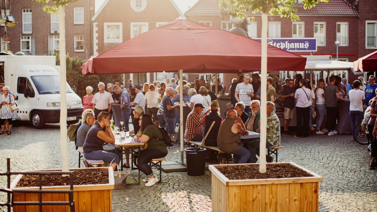 Feierabendmarkt Tische Abendlicht (c) Stadt Coesfeld