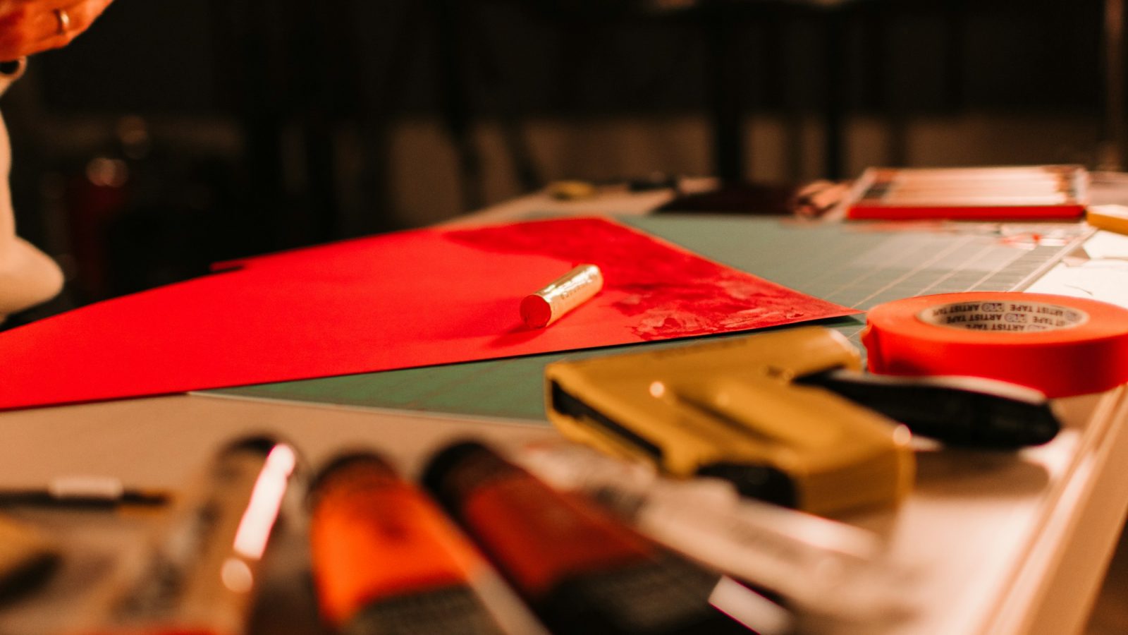 Buntes Bastelmaterial auf einem Tisch (Symbolbild)