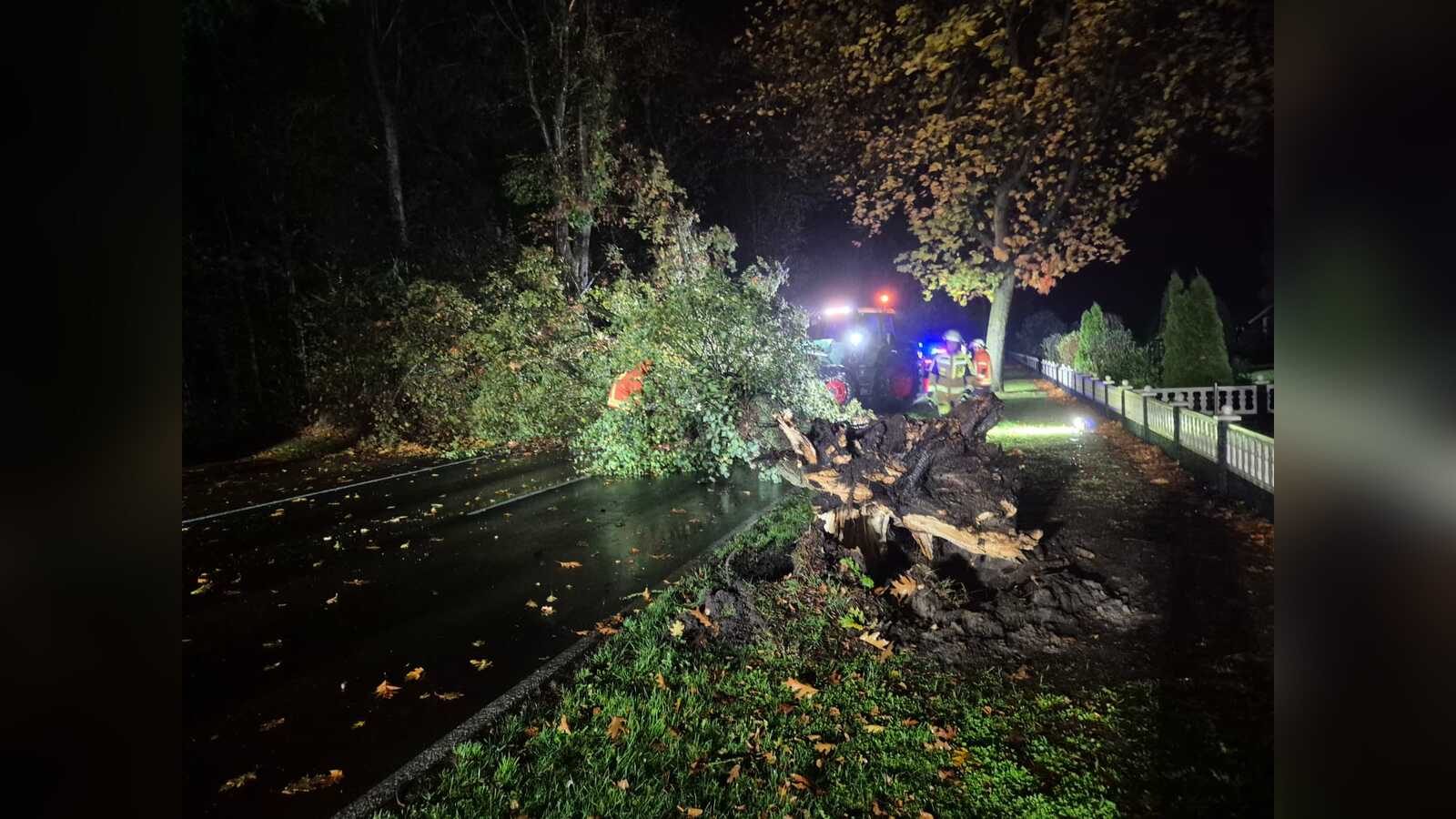 Feuerwehr Lorup im Einsatz bei einem Sturmschaden auf der Nordstraße in Rastdorf