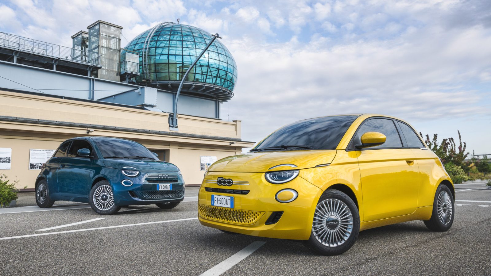 Zwei Fiat 500 Hybrid Torinos im Retrodesign.