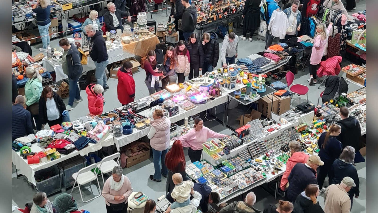Flohmarktstand mit Trödel und Sammlerstücken