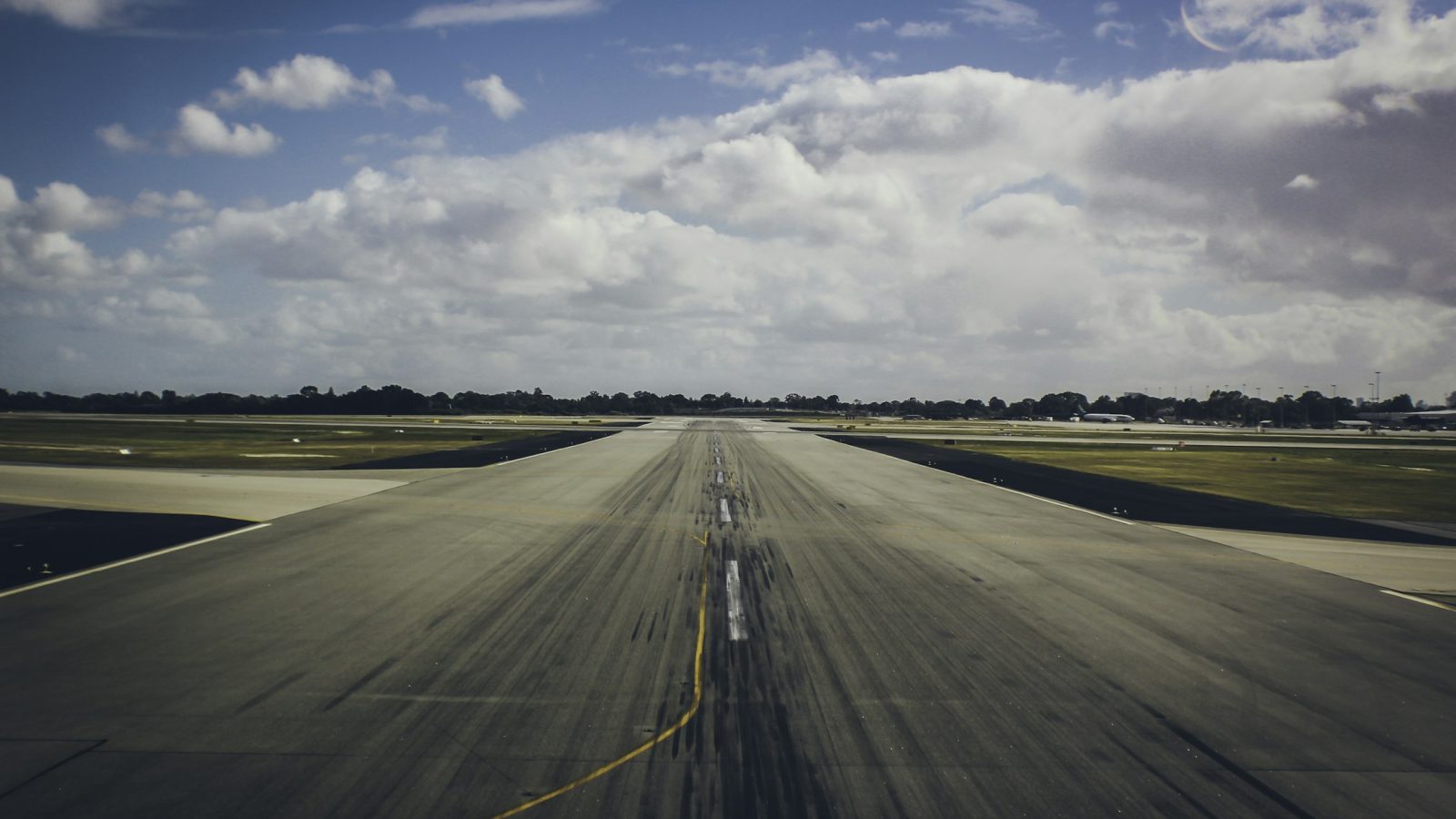 Passagierflugzeug beim Start von einer Startbahn, Symbolbild