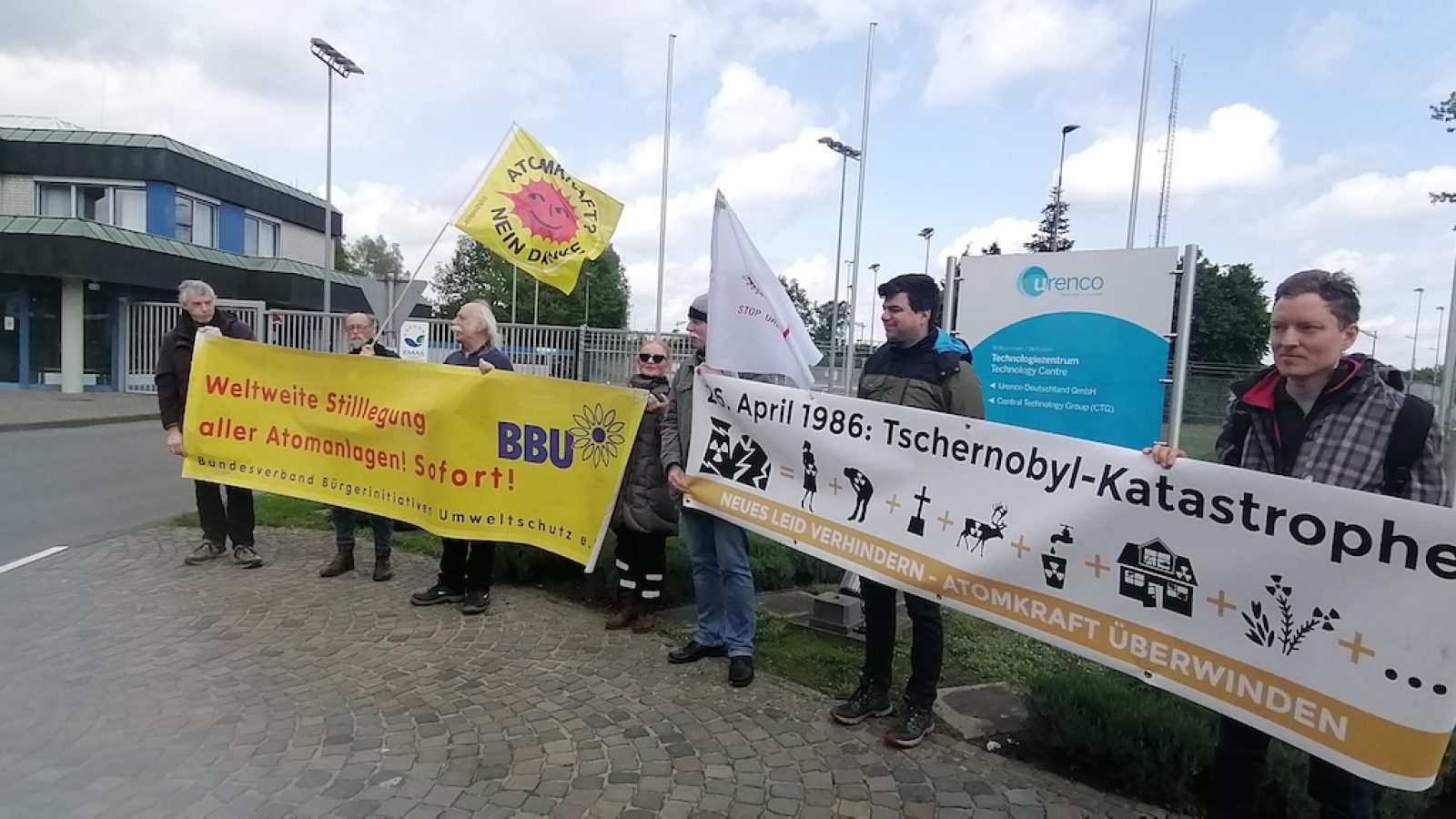 Foto Gronau Tschernobyl-Mahnwache an der UAA 05.05.2024 H. Schm.