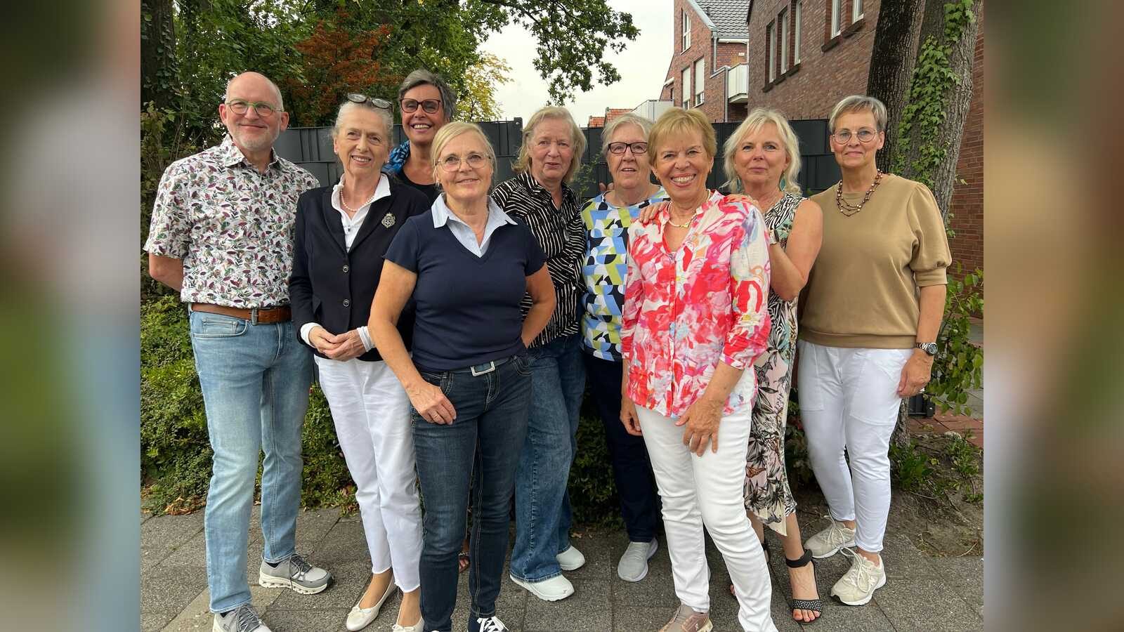 Ehrenamtliche Seniorenlotsinnen und -lotsen mit Vertreterinnen von Stadt Rheine und Caritasverband Rheine
