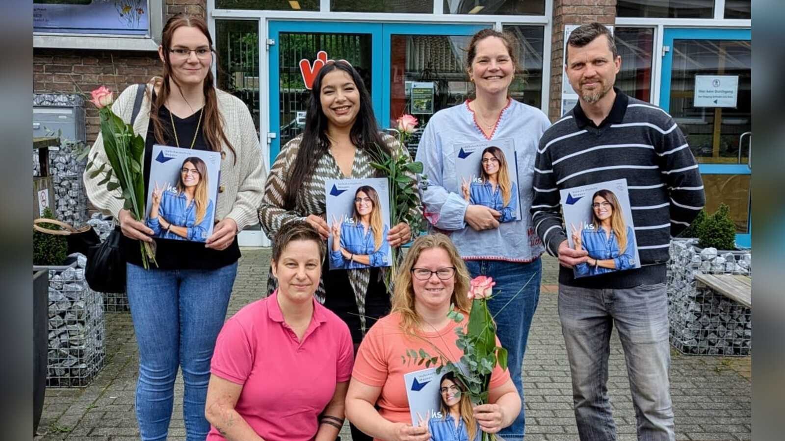 Absolventinnen und Absolventen der Qualifizierung zur ambulanten Betreuungskraft mit ihren Zertifikaten an der VHS Meppen