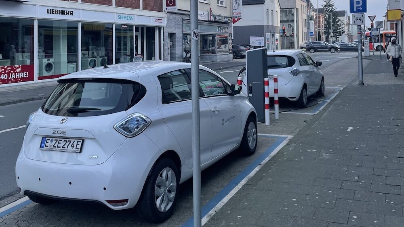 Foto zwei E-Fahrzeuge