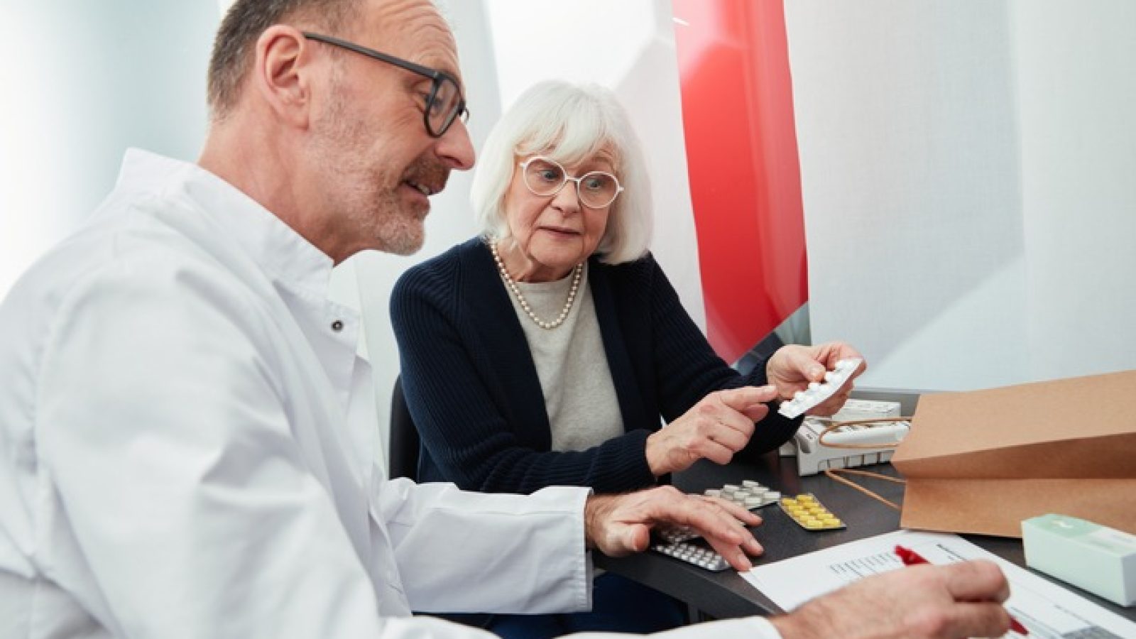 Fallen dem Apotheker bei der Polymedikation arzneimittelbezogene Probleme auf, kann er diese im Anschluss mit dem digitalen Medikationsbrief an den Arzt oder die Ärztin übermitteln. / Weiterer Text über ots und www.presseportal.de/nr/7002 / Die Verwendung dieses Bildes für redaktionelle Zwecke ist unter Beachtung aller mitgeteilten Nutzungsbedingungen zulässig und dann auch honorarfrei. Veröffentlichung ausschließlich mit Bildrechte-Hinweis.