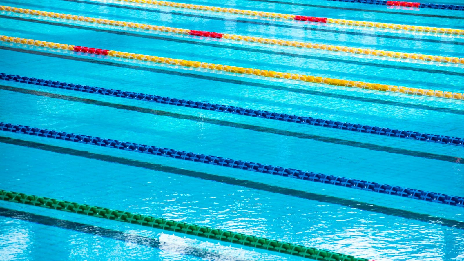 Schwimmbecken im Freibad mit Bahnenmarkierungen