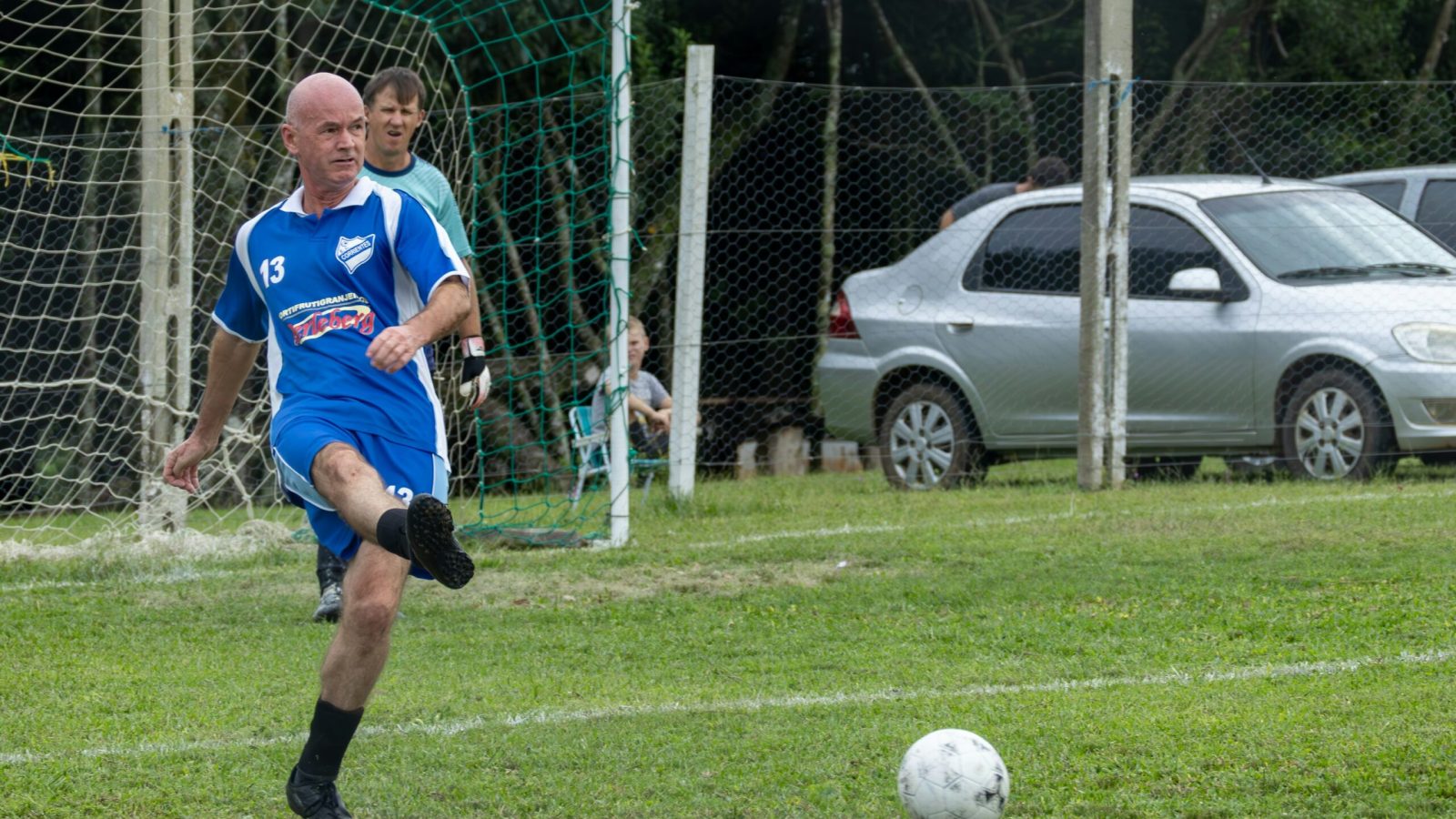 Fußballfeld mit Tor, Symbolbild für Sportförderung