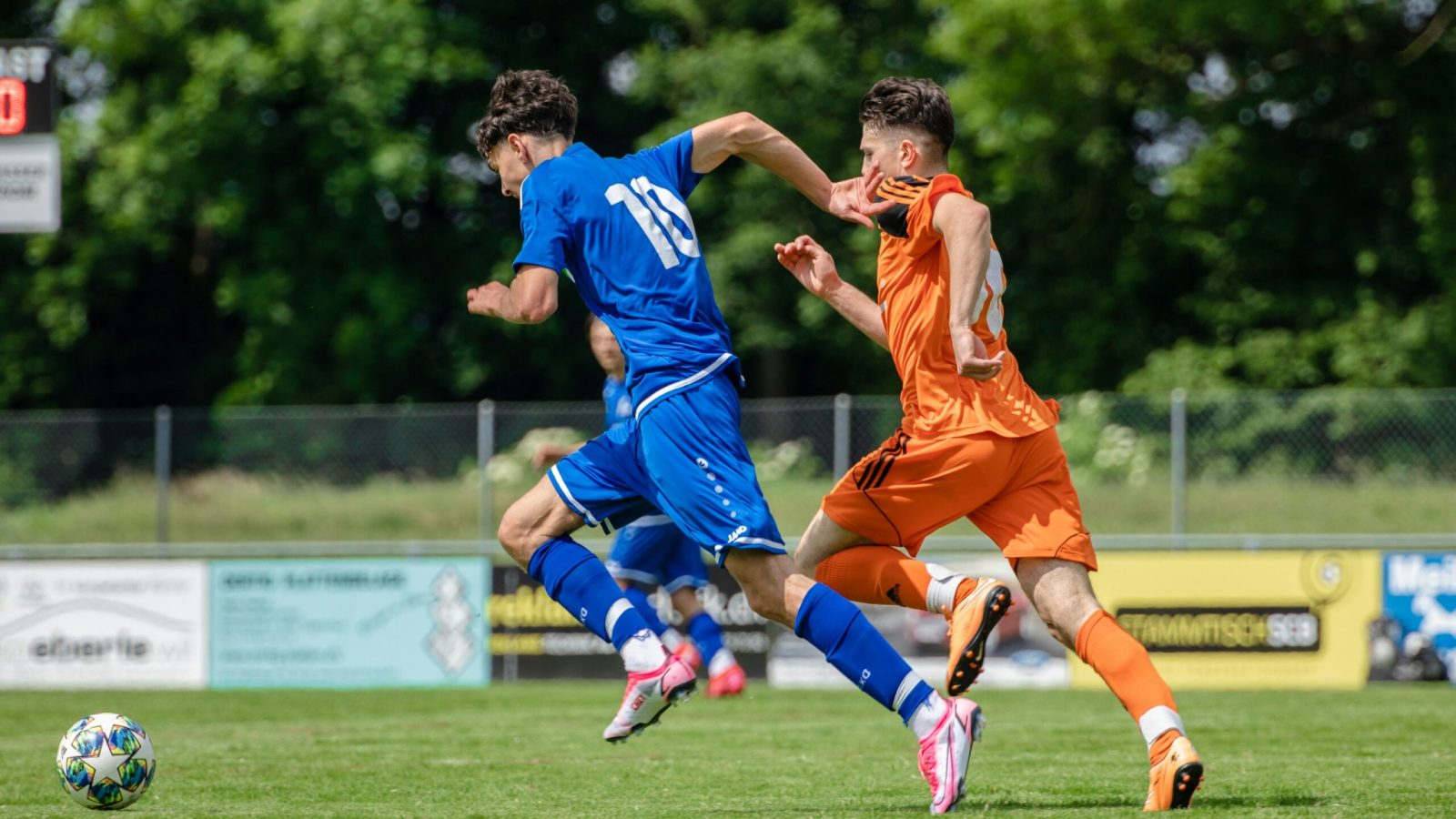 Amateurfußballer beim Spiel auf dem Rasenplatz, Symbolbild für Sportförderung