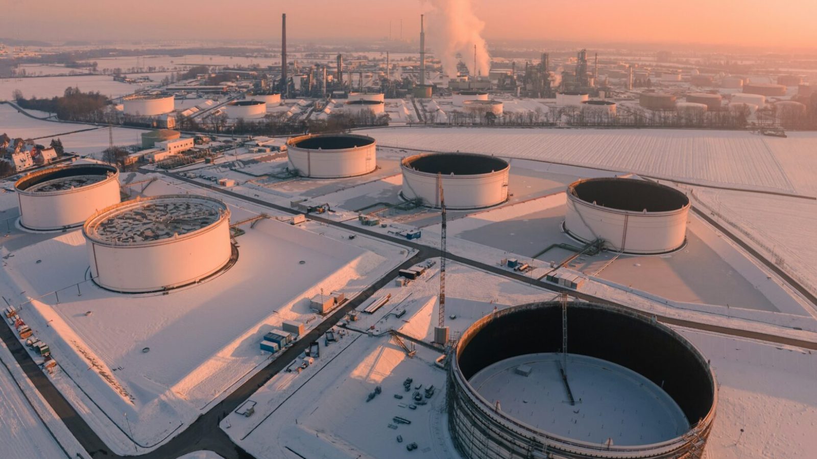 Industrielle Speichertanks in winterlicher Landschaft (Symbolbild)