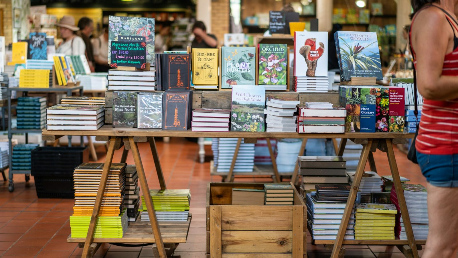 Mehrere gebrauchte Bücher liegen aufgestapelt auf einem Tisch