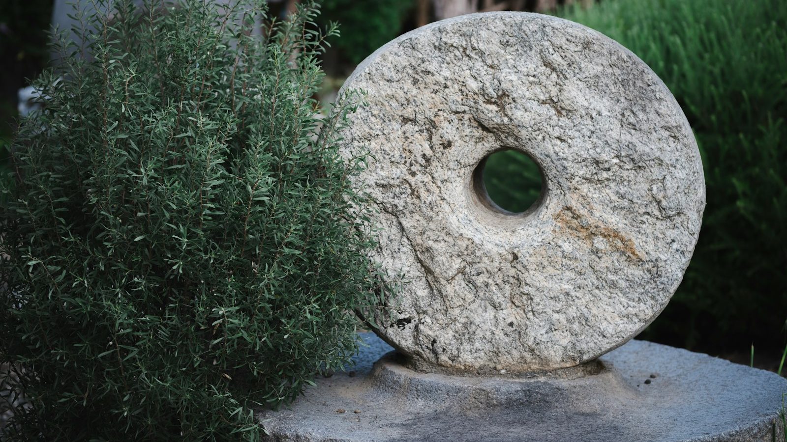 Ein Gedenkstein im Freien