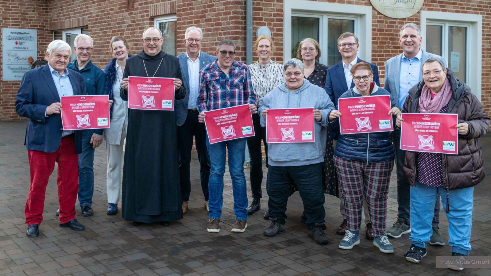 Gemeinsam mit Bischof Dominicus plädieren die Vertreter von Vitus für den Schutz der Menschenwürde
