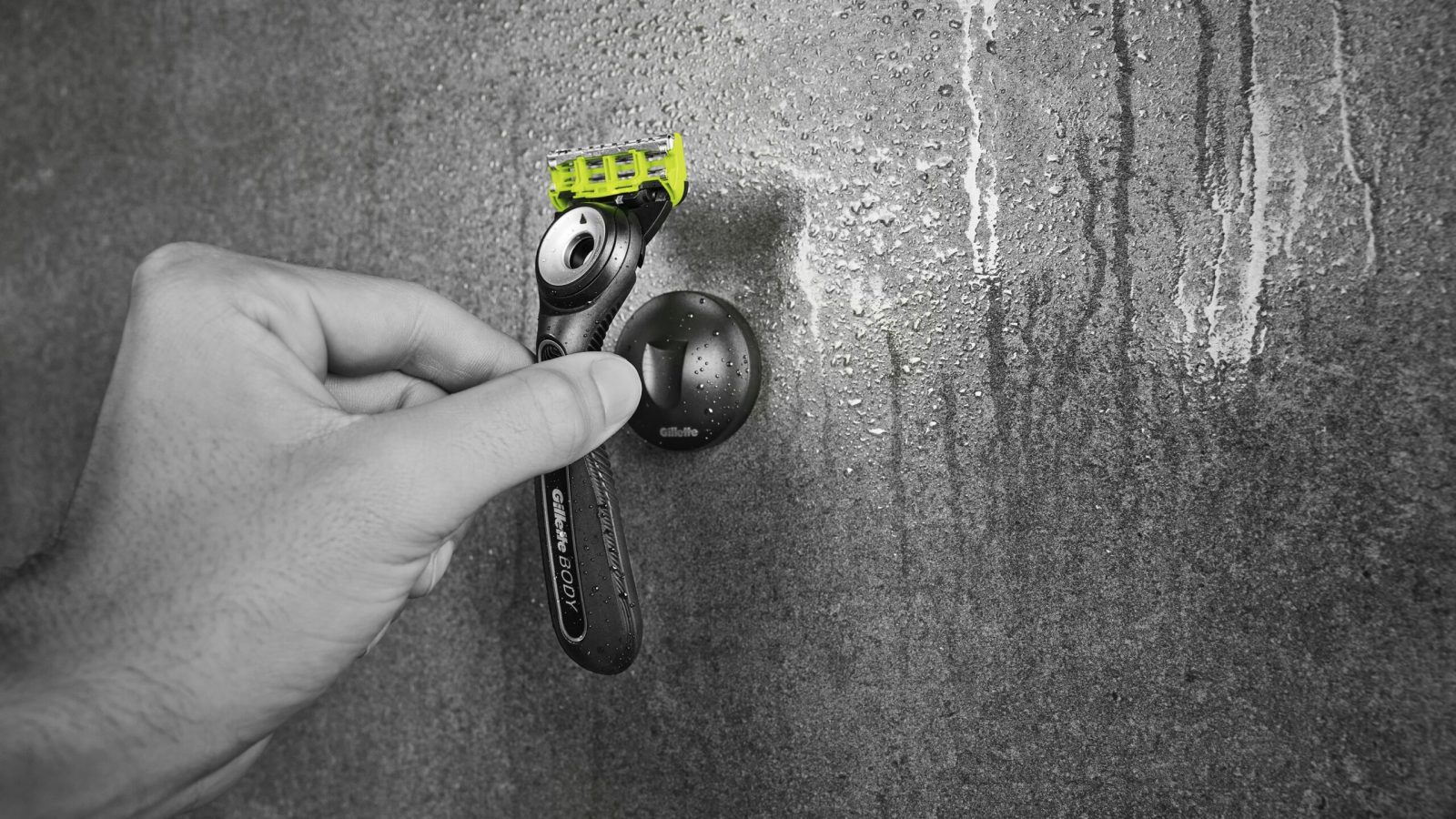 Gillettes sicherste Körperrasur dank 3-fach Schutzsystem und innovativem Griff für maximale Kontrolle. / Weiterer Text über ots und www.presseportal.de/nr/35513 / Die Verwendung dieses Bildes für redaktionelle Zwecke ist unter Beachtung aller mitgeteilten Nutzungsbedingungen zulässig und dann auch honorarfrei. Veröffentlichung ausschließlich mit Bildrechte-Hinweis.