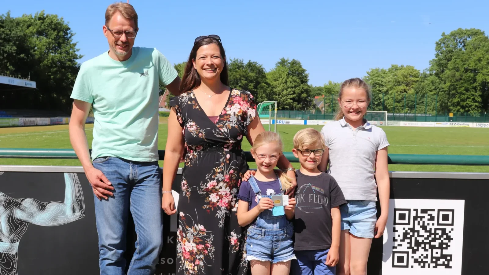 Stephan Robel, Vorstand Finanzen der Sporthilfe Emsland, überreichte den Goldbarren an die Familie Jörling.