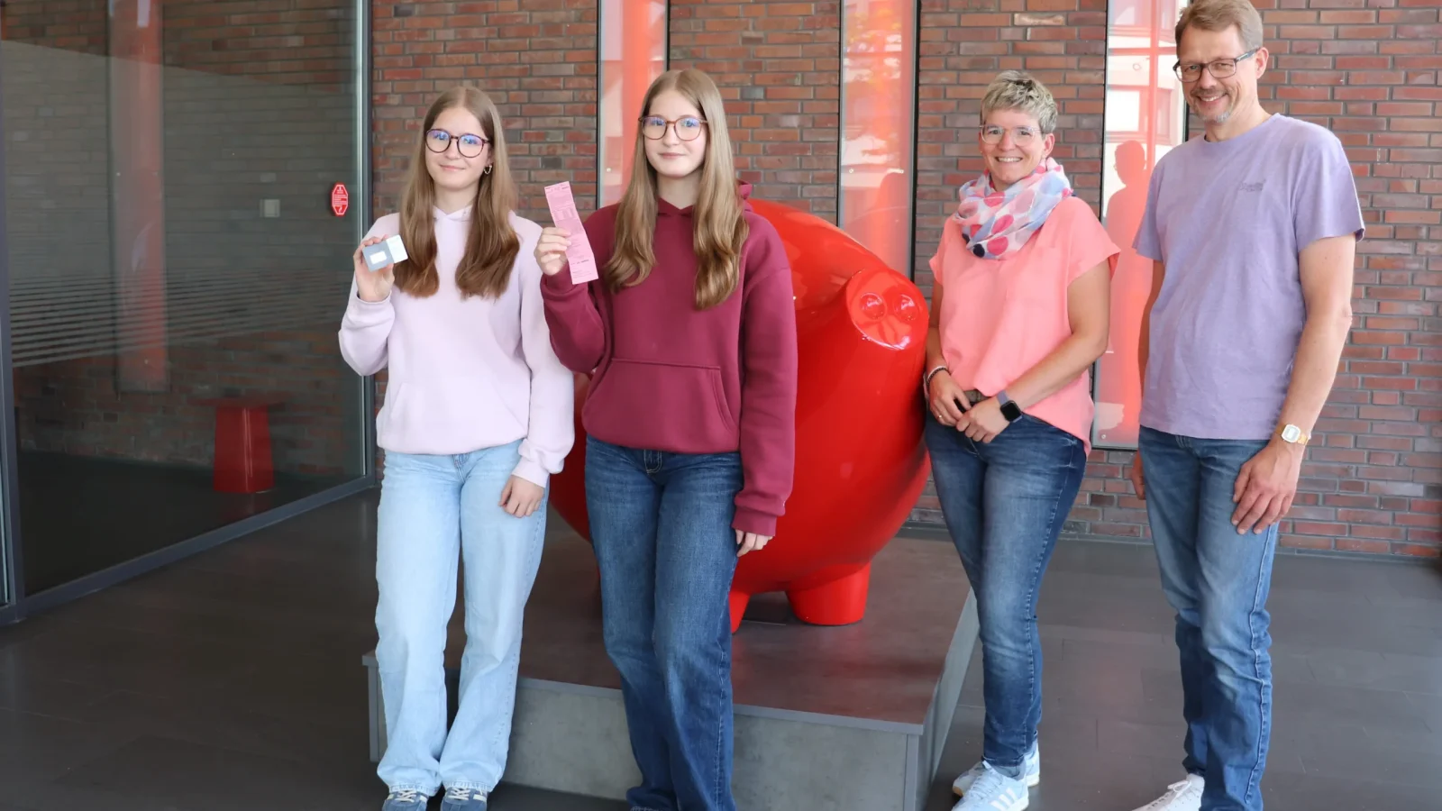 Familie Wemhoff präsentierte stolz bei der Gewinnübergabe durch Stephan Robel den Goldbarren und das Gewinner-Los.