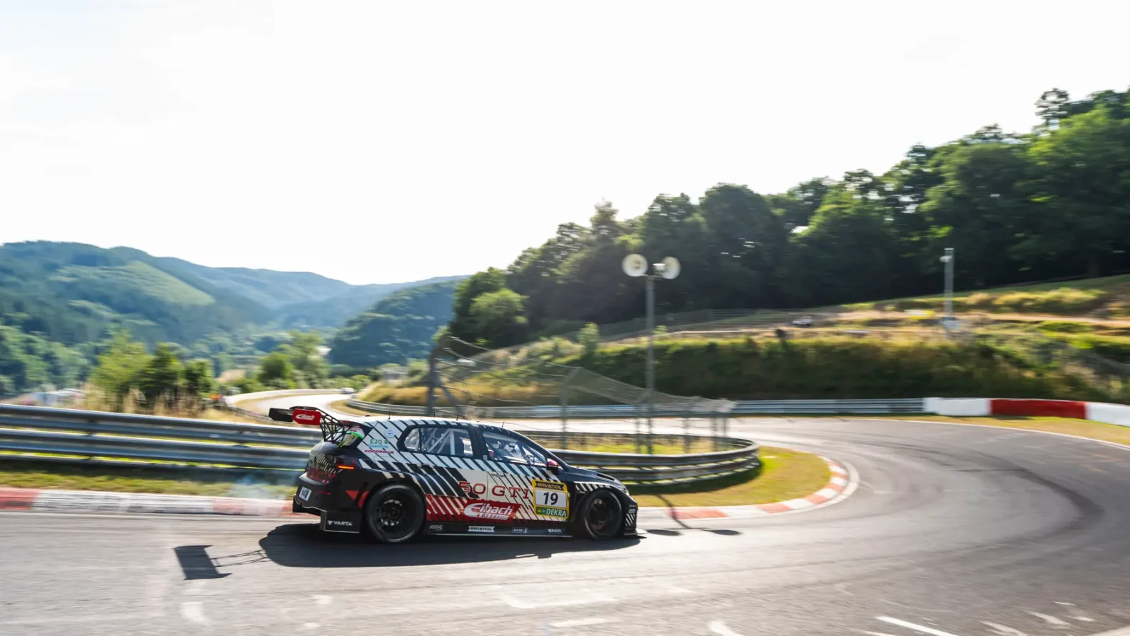 Golf GTI gewinnt erstmals ADAC-Langstreckenrennen auf dem Nürburgring