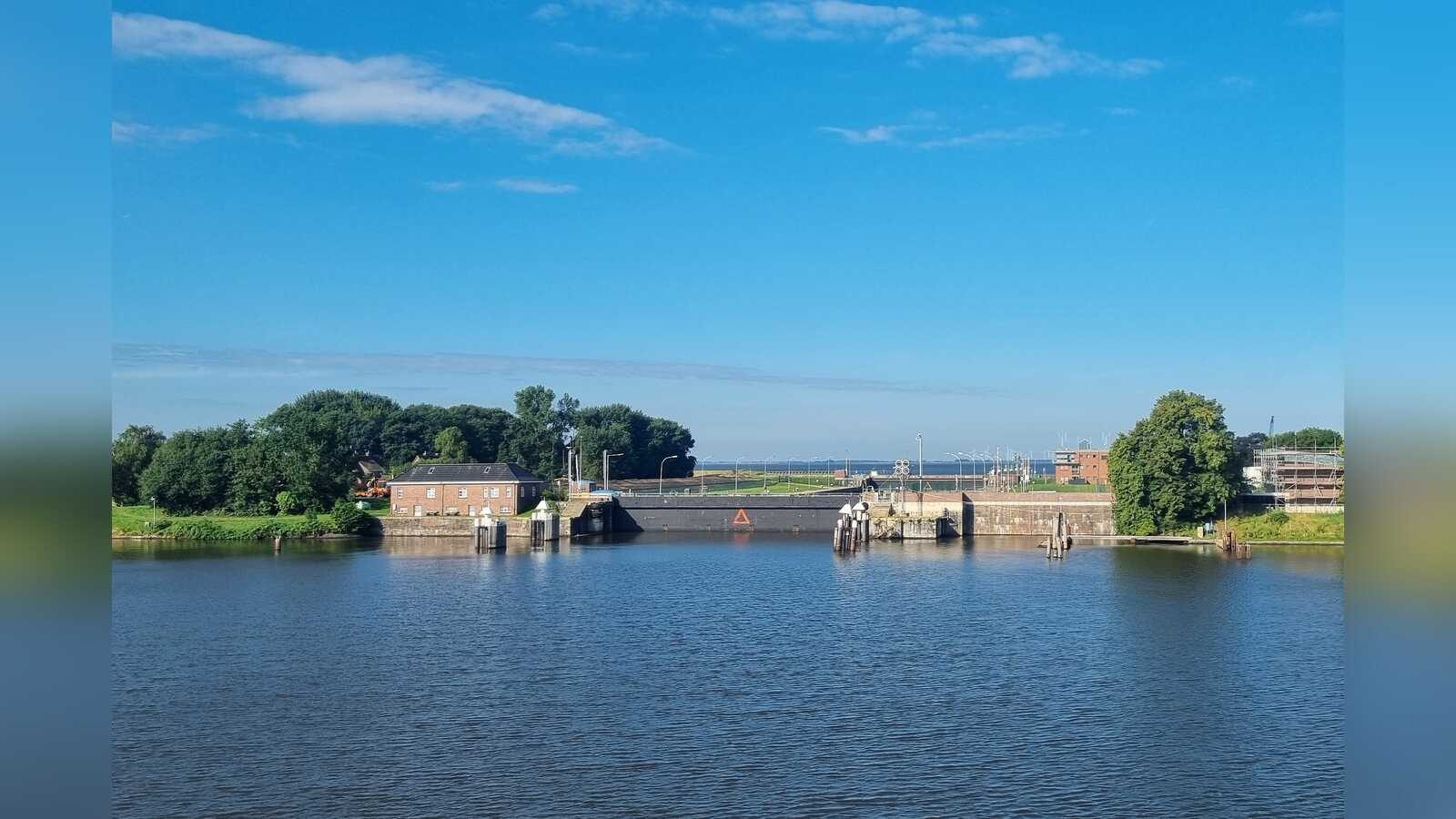 Blick auf die Große Seeschleuse Emden vom Wasser aus