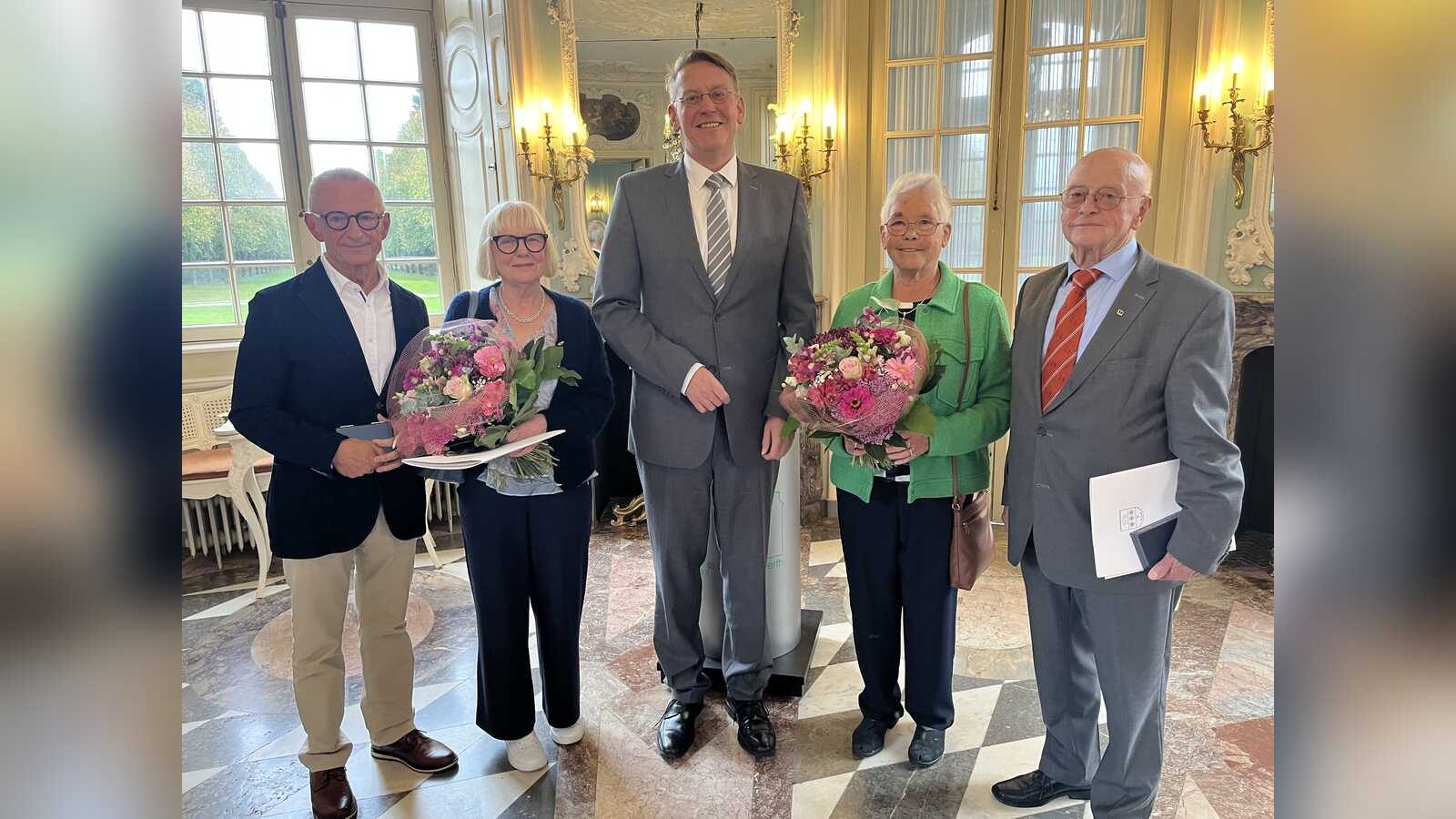 Dr. Wolfgang Hagemann und Heinz Rolfes mit ihren Ehefrauen und Landrat Marc-André Burgdorf bei der Verleihung der Emsland-Medaille im Schloss Clemenswerth